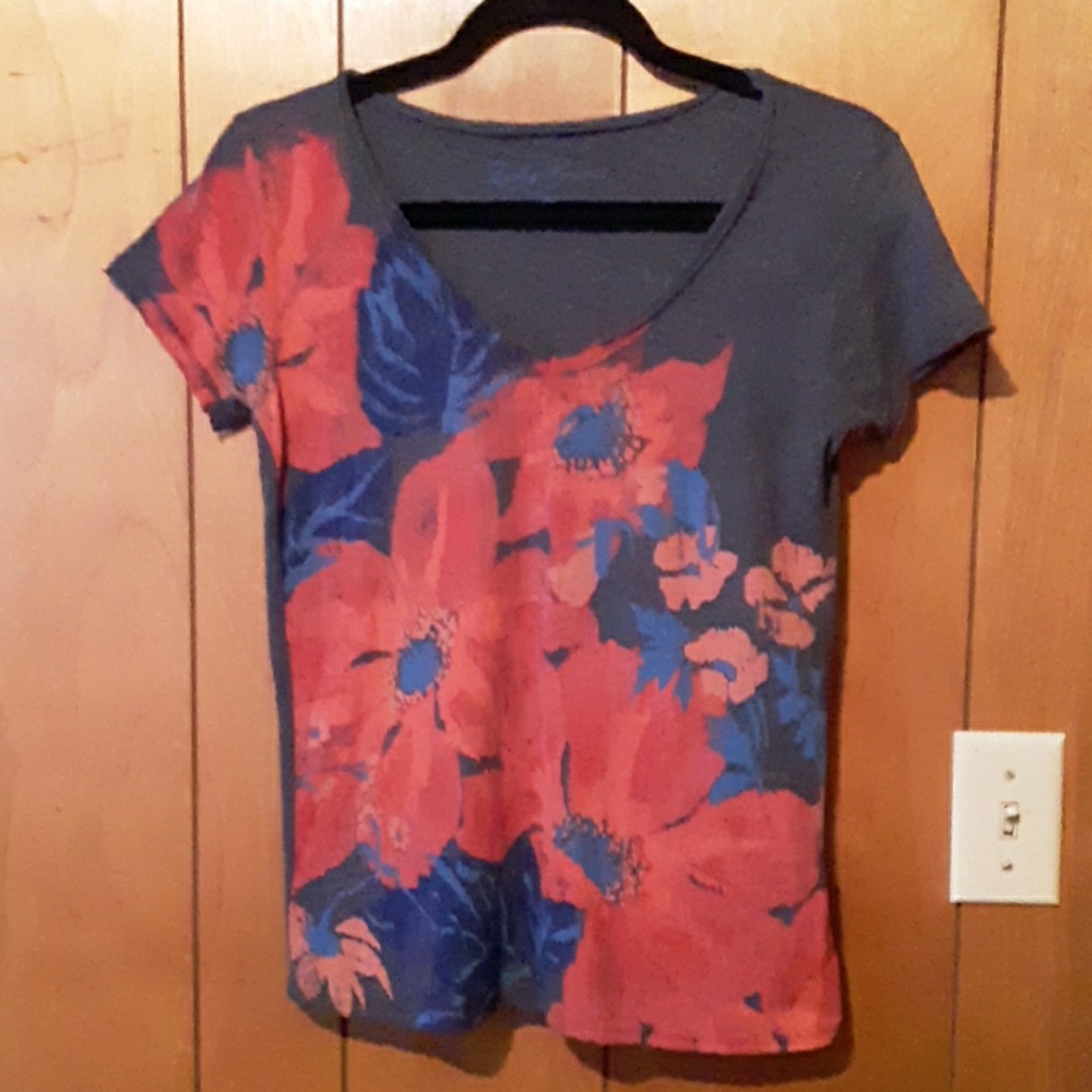 Lucky Brand v neck tshirt  size xs
